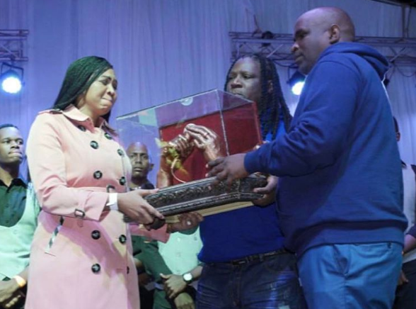 Ayanda Ncwane Left In Tears While Accepting An Award On Sfiso's Behalf